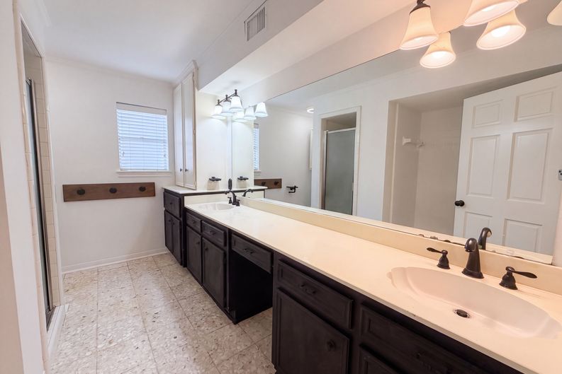Photo 16 of 27 of 5615 Spanish Oak Dr, Houston, TX