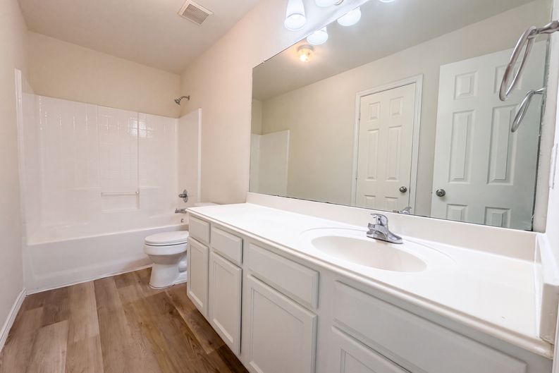 Photo 13 of 21 of 3765 Columbia Dr, Cibolo, TX