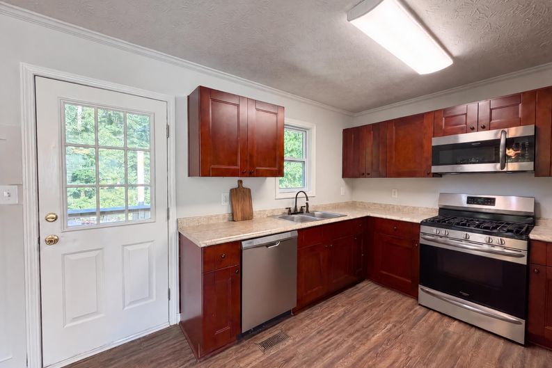 Photo 9 of 28 of 324 Adelene Way, Dallas, GA