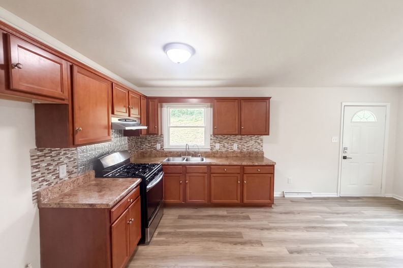 Photo 19 of 26 of 1502 W Meadowview Rd, Greensboro, NC