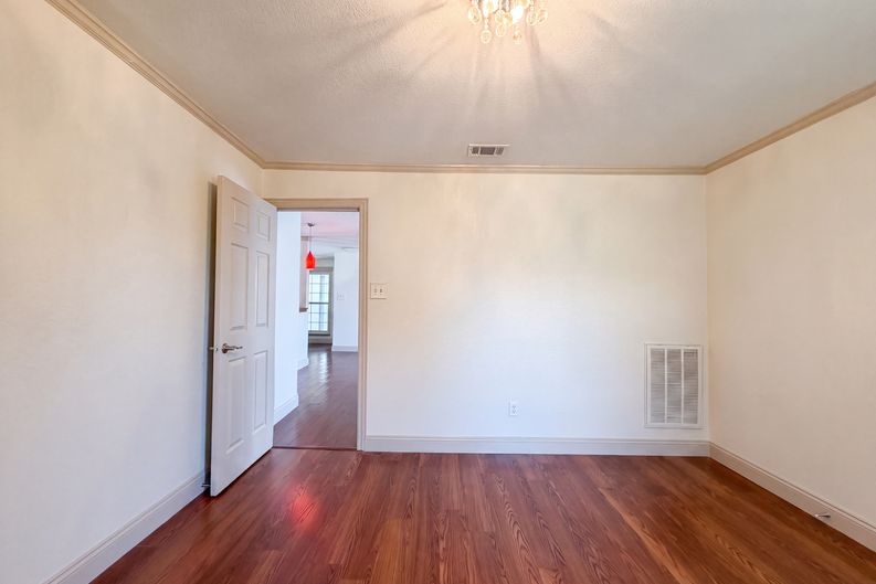 Photo 8 of 22 of 6315 Meadow Glen Dr, Arlington, TX
