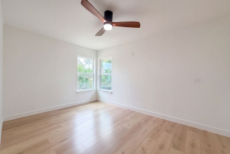 Photo 8 of 14 of 606 E Langley Blvd, Universal City, TX