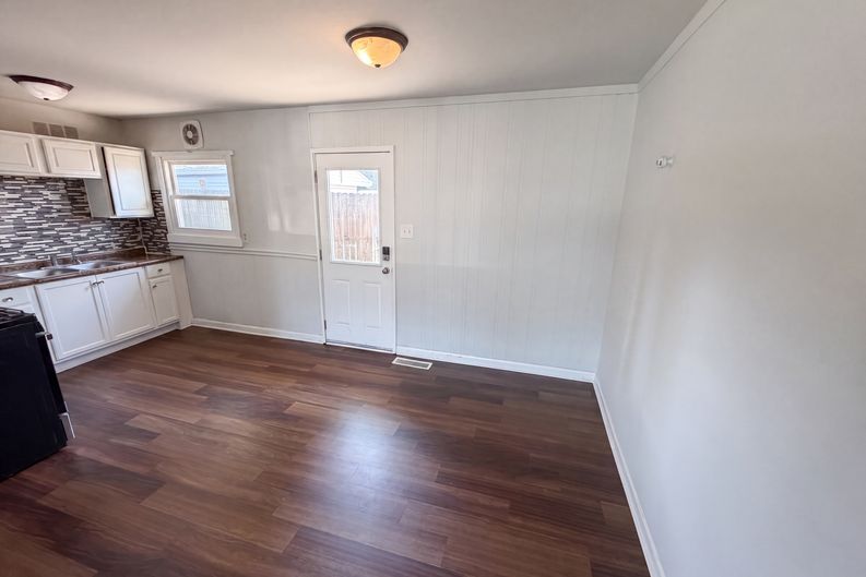 Photo 6 of 18 of 3125 Midvale Dr, Indianapolis, IN