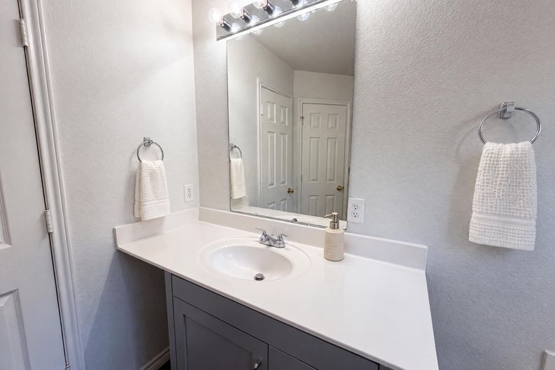 Photo 19 of 21 of 109 Eagle Dr, Luling, TX
