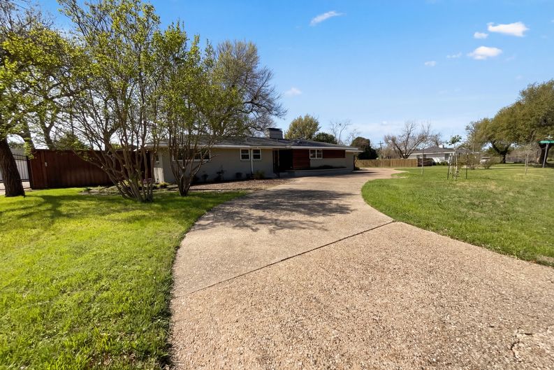 Photo 16 of 18 of 4106 Walnut Hill Ln, Dallas, TX