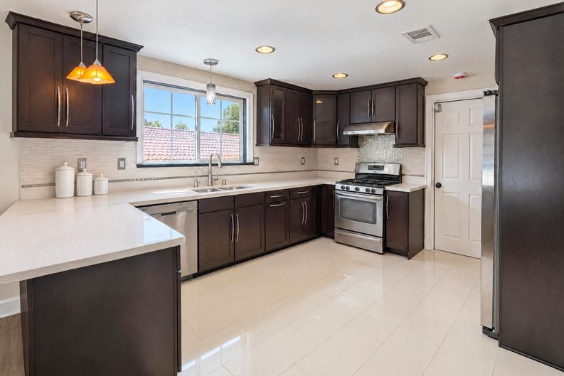 Photo 5 of 25 of 1042 Whispering Oaks Dr, Arcadia, CA