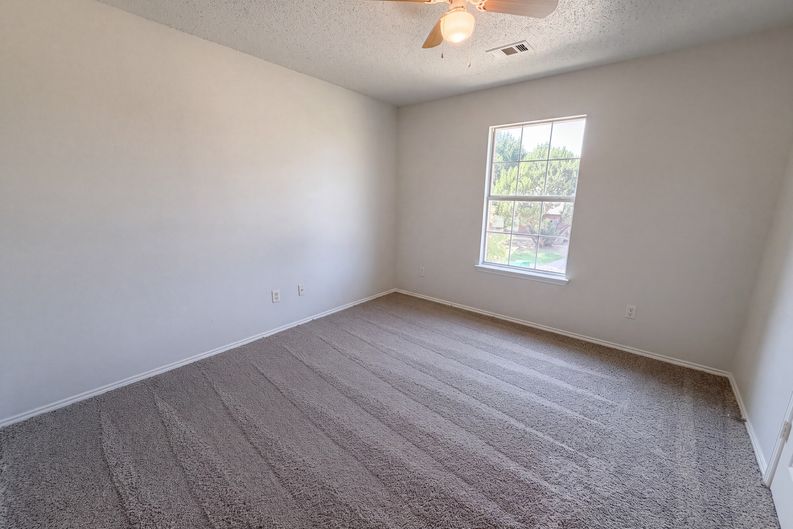 Photo 13 of 20 of 448 N Waterford Oaks Dr, Cedar Hill, TX
