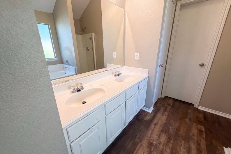 Photo 11 of 28 of 809 Canyon Cove Dr, Burleson, TX