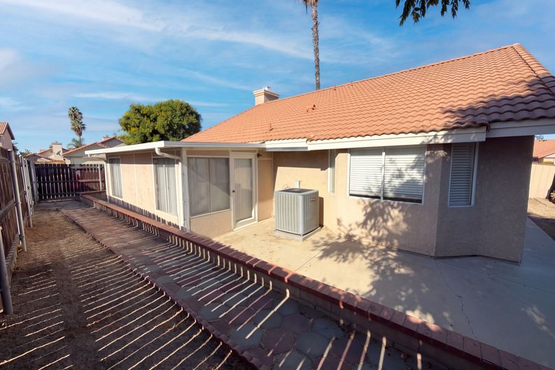 Photo 5 of 23 of 2591 Bedford Ave, Hemet, CA