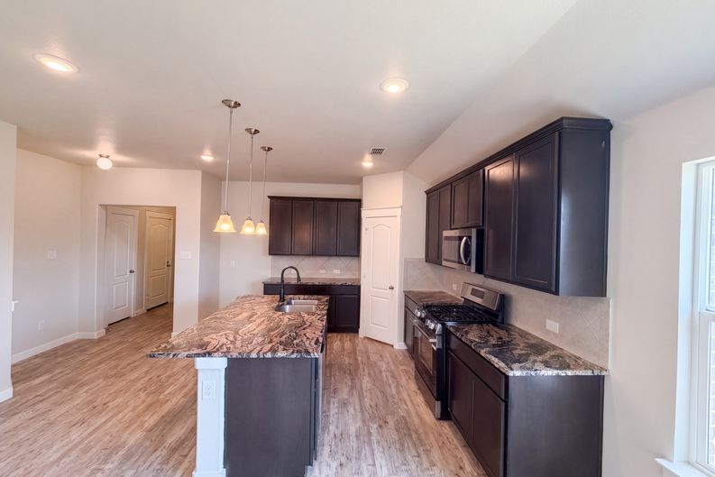 Photo 6 of 23 of 8956 Devonshire Dr, Fort Worth, TX