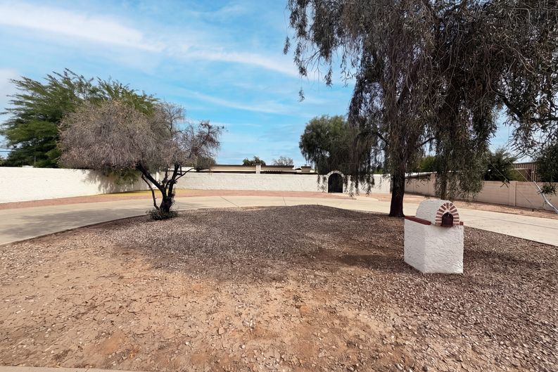 Photo 9 of 26 of 2722 E Nisbet Rd, Phoenix, AZ