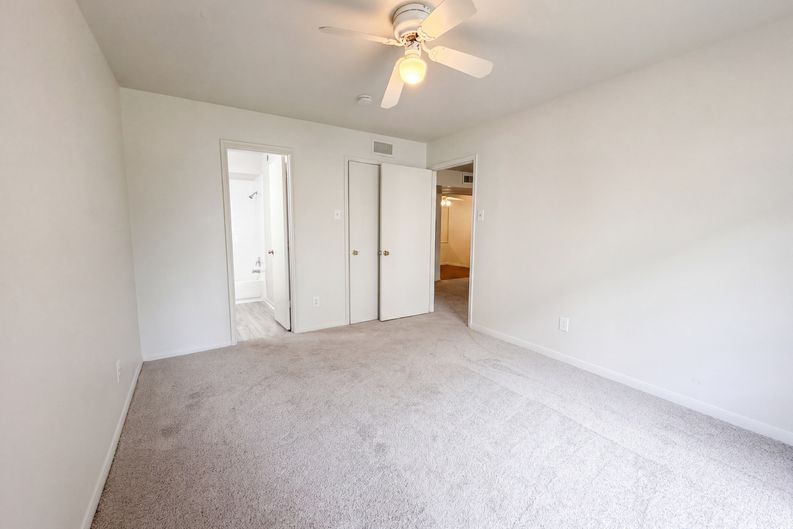 Photo 4 of 16 of 6606 De Moss Dr, Houston, TX