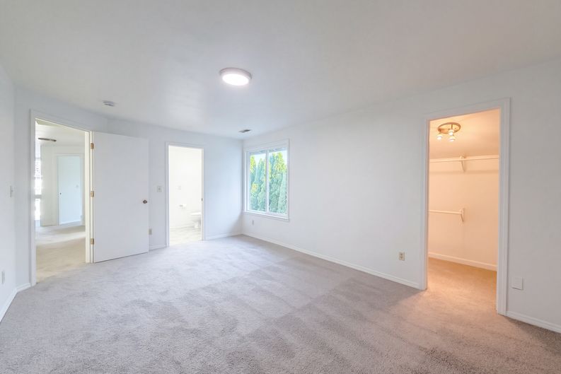 Photo 14 of 23 of 5810 NW Landing Dr, Portland, OR