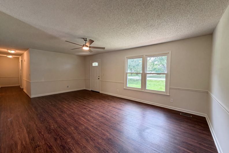 Photo 3 of 22 of 4023 Cavalier Dr, Murfreesboro, TN