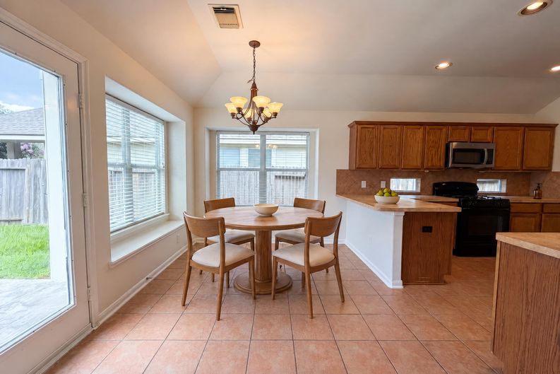 Photo 6 of 20 of 6843 Tammany Manor Ln, Spring, TX
