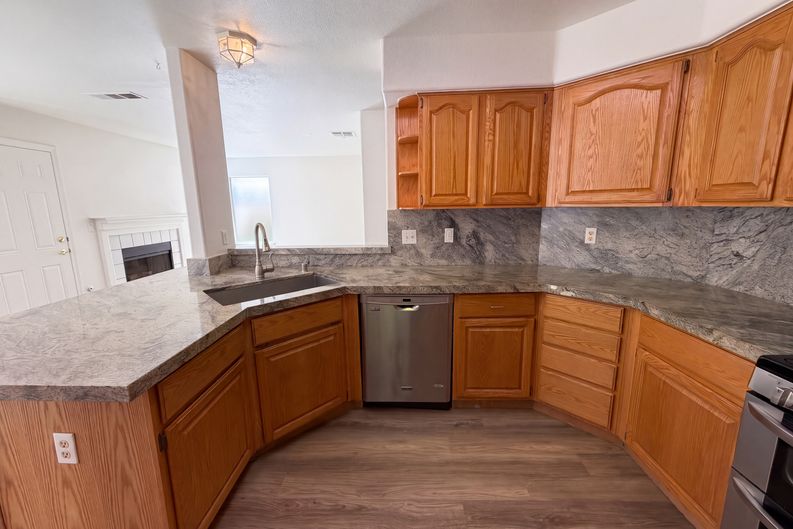 Photo 14 of 41 of 1917 Altivo Dr, Henderson, NV