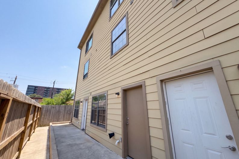 Photo 5 of 25 of 310 S Jensen Dr, Houston, TX