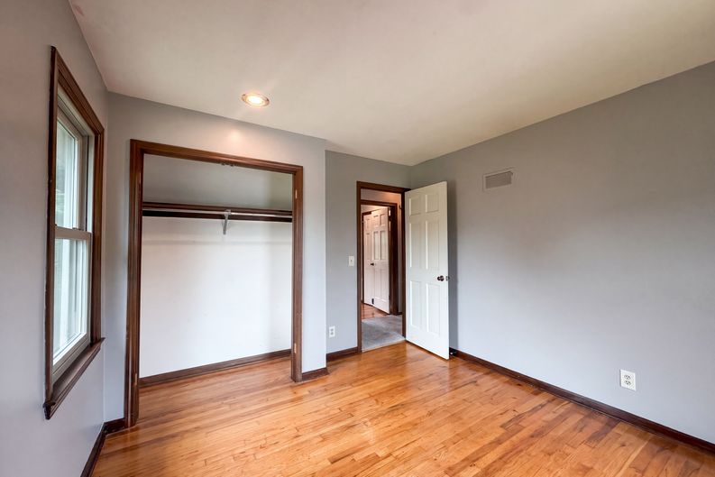 Photo 14 of 27 of 6916 N Overland Dr, Kansas City, MO