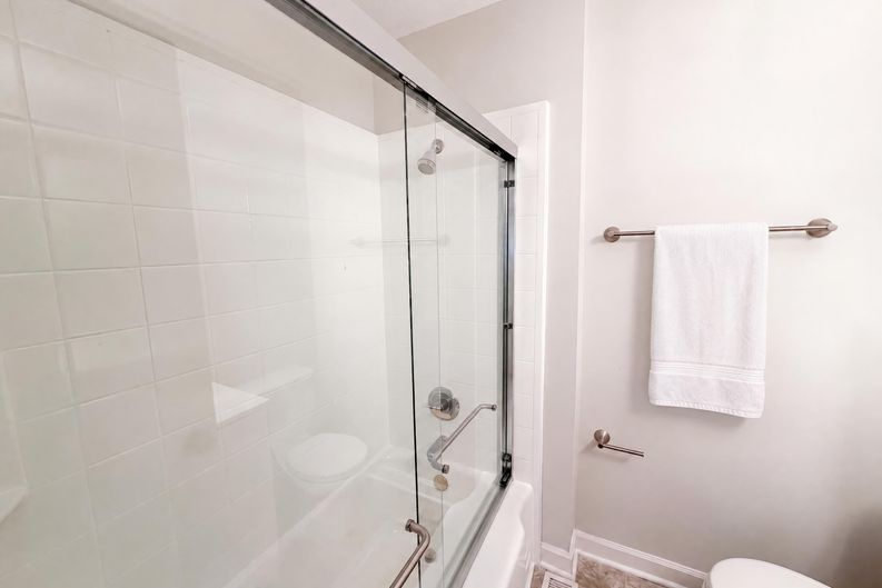Photo 5 of 22 of 917 Hillview Dr, Cary, NC