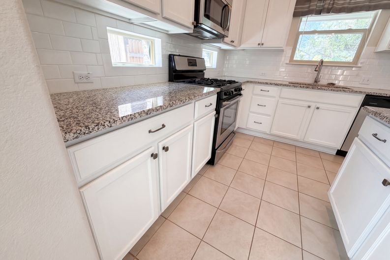 Photo 7 of 26 of 11106 Bruneau Trl, Austin, TX