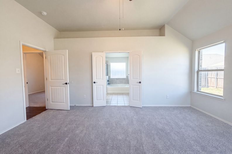 Photo 4 of 21 of 11920 Hassop Ln, Burleson, TX