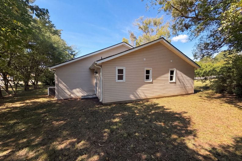 Photo 5 of 26 of 232 N River St, Mount Holly, NC