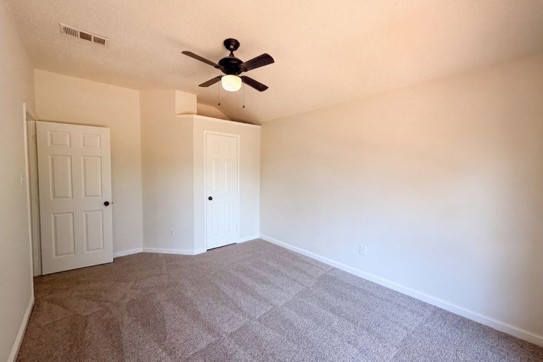 Photo 14 of 21 of 2405 Waterloo Ln, Mesquite, TX