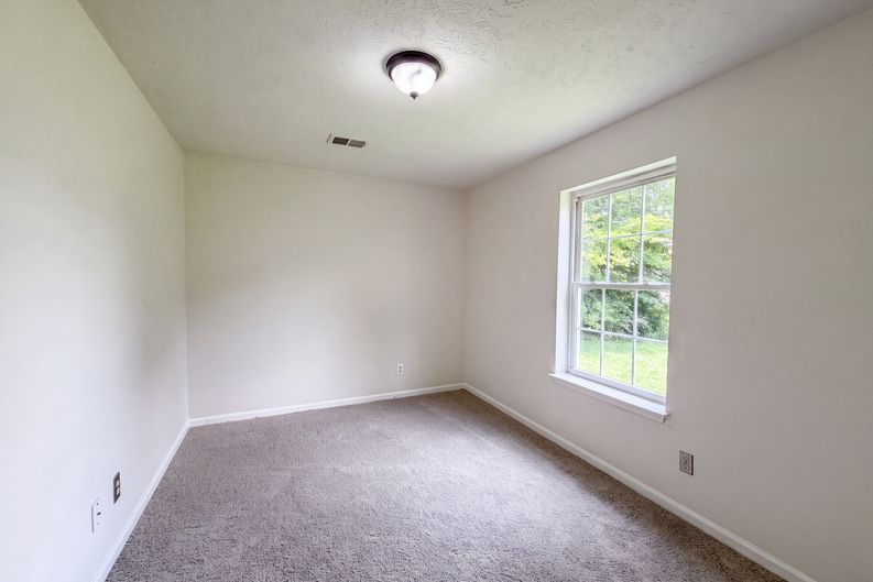 Photo 11 of 20 of 499 Holland Ridge Dr, La Vergne, TN