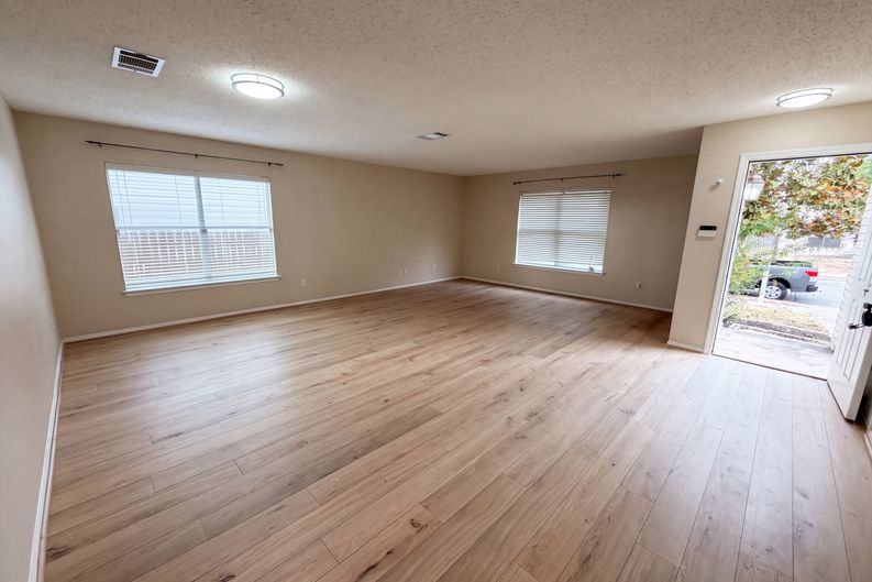 Photo 8 of 23 of 2727 High Point Dr, Round Rock, TX
