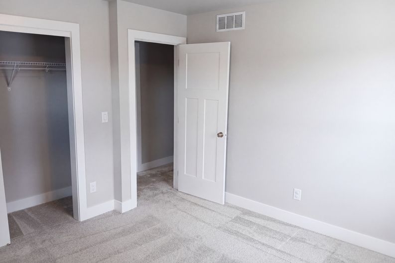 Photo 12 of 24 of 15215 Deerview Dr, Urbandale, IA