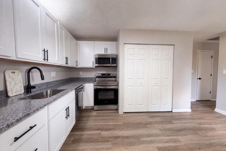Photo 7 of 38 of 6363 Sandric Ln, Liberty Township, OH