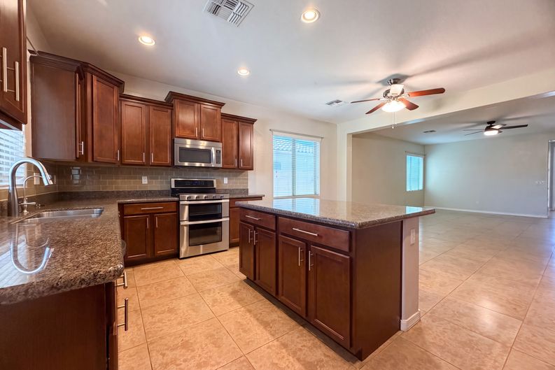 Photo 8 of 18 of 875 W Ayrshire Trl, San Tan Valley, AZ