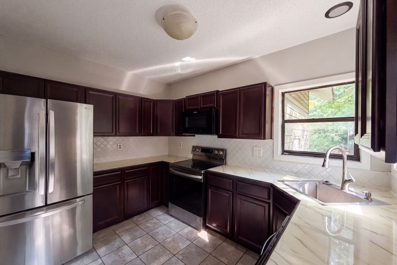 Photo 6 of 16 of 5844 Waters Edge Dr, Fayetteville, NC