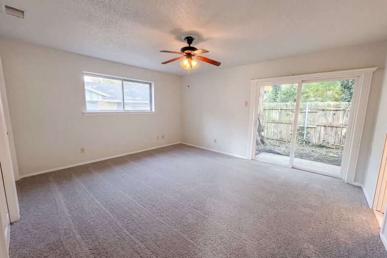 Photo 11 of 24 of 821 Glen Oaks Blvd, Dallas, TX