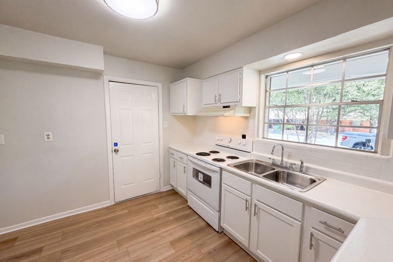 Photo 12 of 23 of 1229 King Dr, Bedford, TX