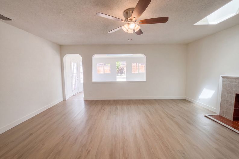 Photo 3 of 30 of 5313 Fernwood Way, Sacramento, CA