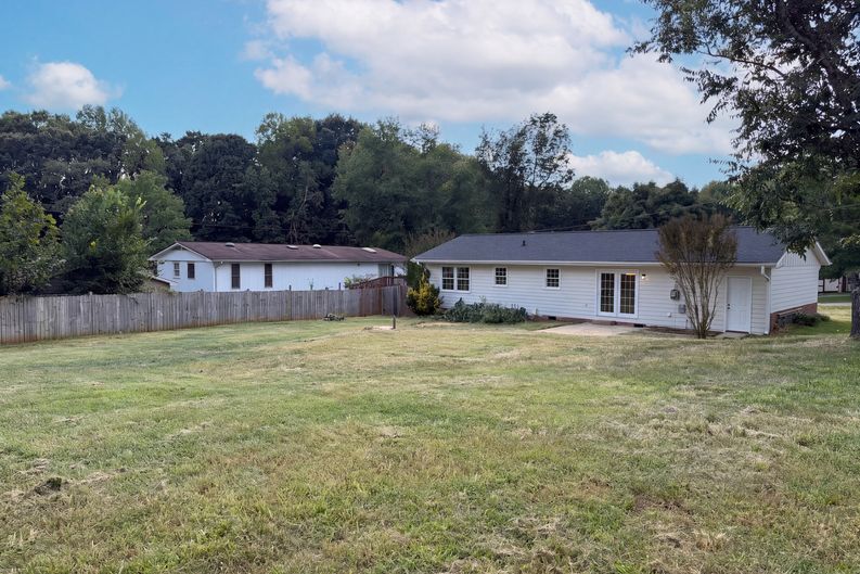 Photo 5 of 20 of 3221 Meadow Ln, Winston Salem, NC