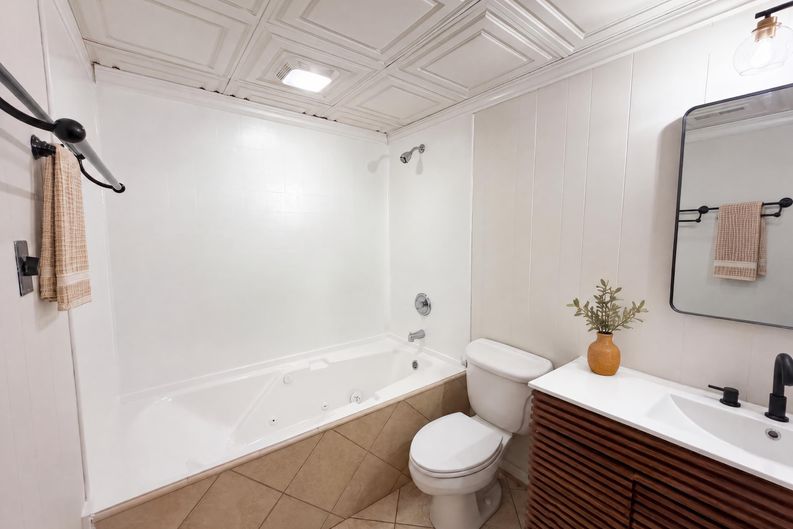 Photo 11 of 27 of 4043 Windward Dr, Tega Cay, SC