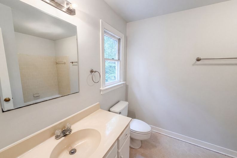 Photo 17 of 21 of 5517 W Bay Ct, Midlothian, VA