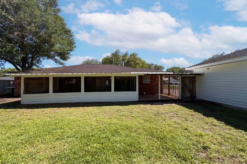 Photo 5 of 18 of 5917 Raza Rd, Pearland, TX