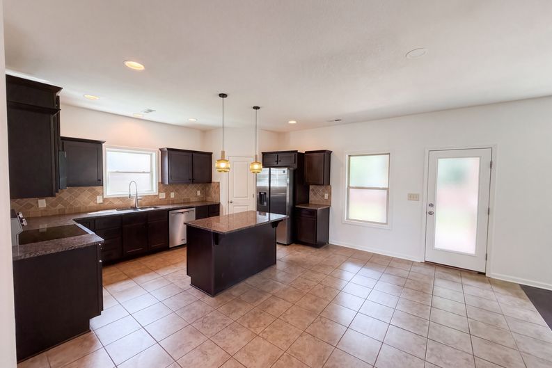 Photo 8 of 44 of 791 W Glenview Dr, Lenoir City, TN