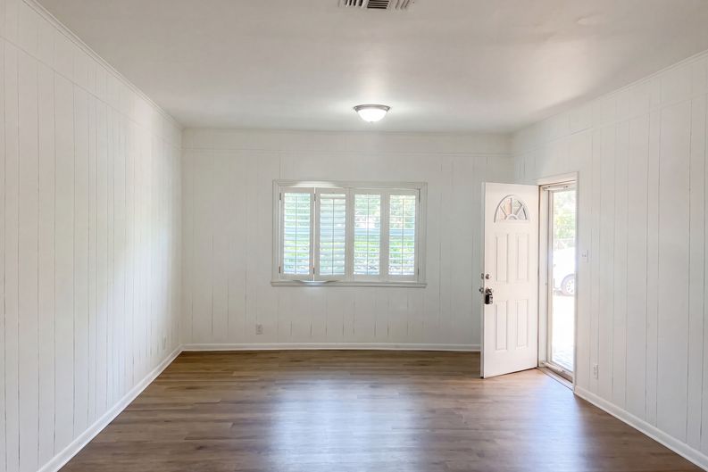 Photo 3 of 20 of 421 N 3rd St, Jacksboro, TX