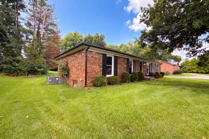 Photo 15 of 18 of 330 Harold Dr, Clarksville, TN