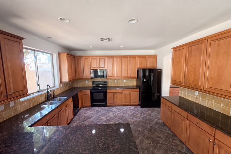 Photo 6 of 64 of 15033 W Aster Dr, Surprise, AZ