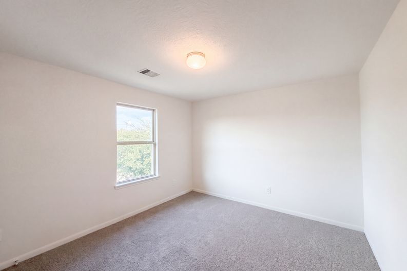Photo 11 of 18 of 15835 Copper Oak Ln, Houston, TX