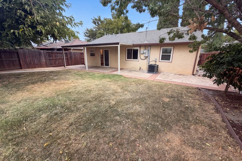 Photo 5 of 16 of 4940 Alcott Dr, Sacramento, CA