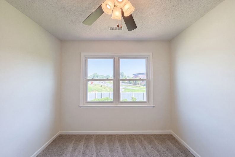 Photo 4 of 22 of 889 Salem Pointe Ln, Winston Salem, NC
