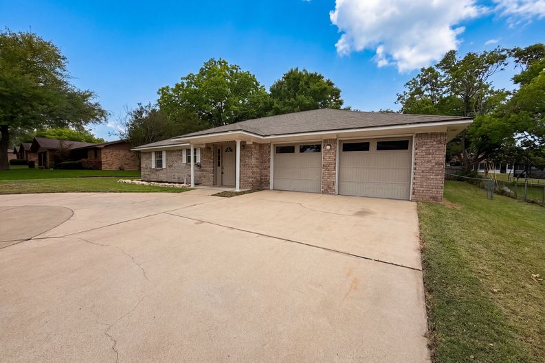 Photo 13 of 16 of 410 Cole Ave, Temple, TX