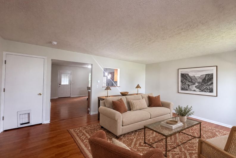 Photo 3 of 32 of 1618 Saddlebrook Dr, Heath, OH