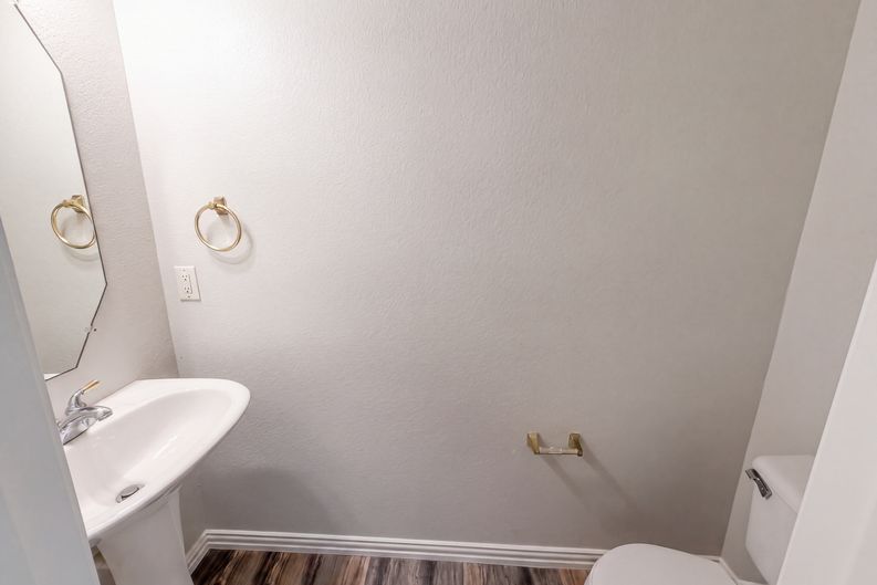 Photo 16 of 20 of 448 N Waterford Oaks Dr, Cedar Hill, TX